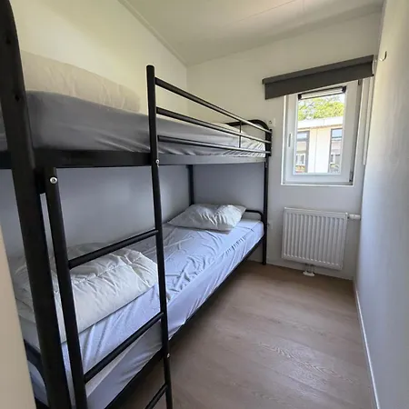 Lessenaar 76 *